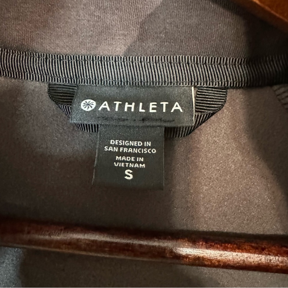 Athleta Triumph Zip Up Hoodie in Black Camo. EUC. Women’s Size Small - Picture 4 of 14